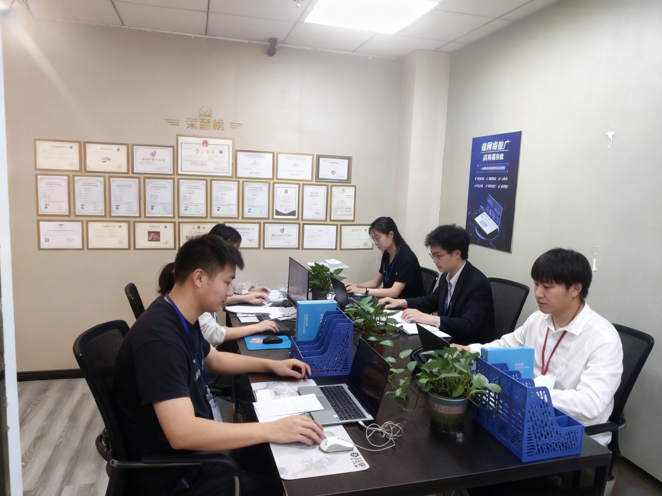 公司实拍：团队讨论与内容策划场景